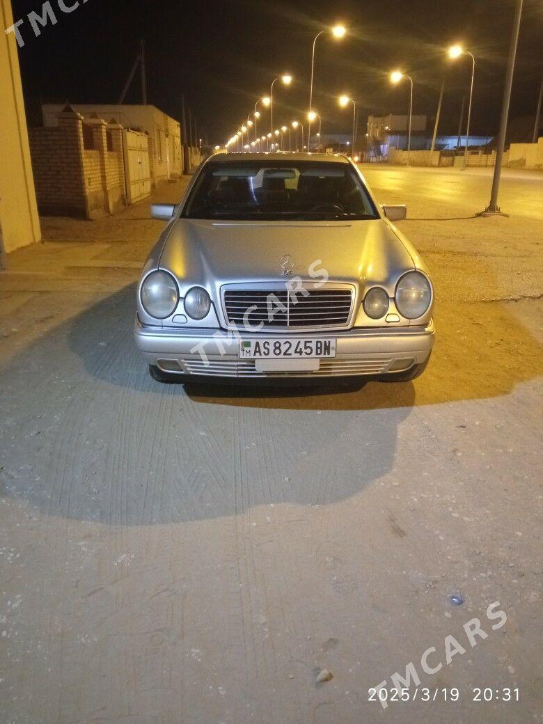 Mercedes-Benz E320 1999 - 89 000 TMT - Гумдаг - img 5