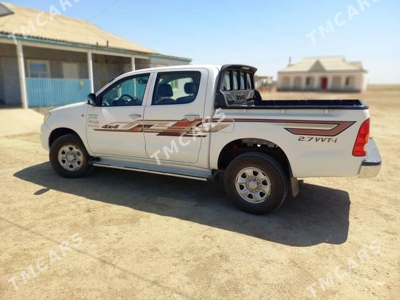 Toyota Hilux 2010 - 300 000 TMT - Esenguly - img 2