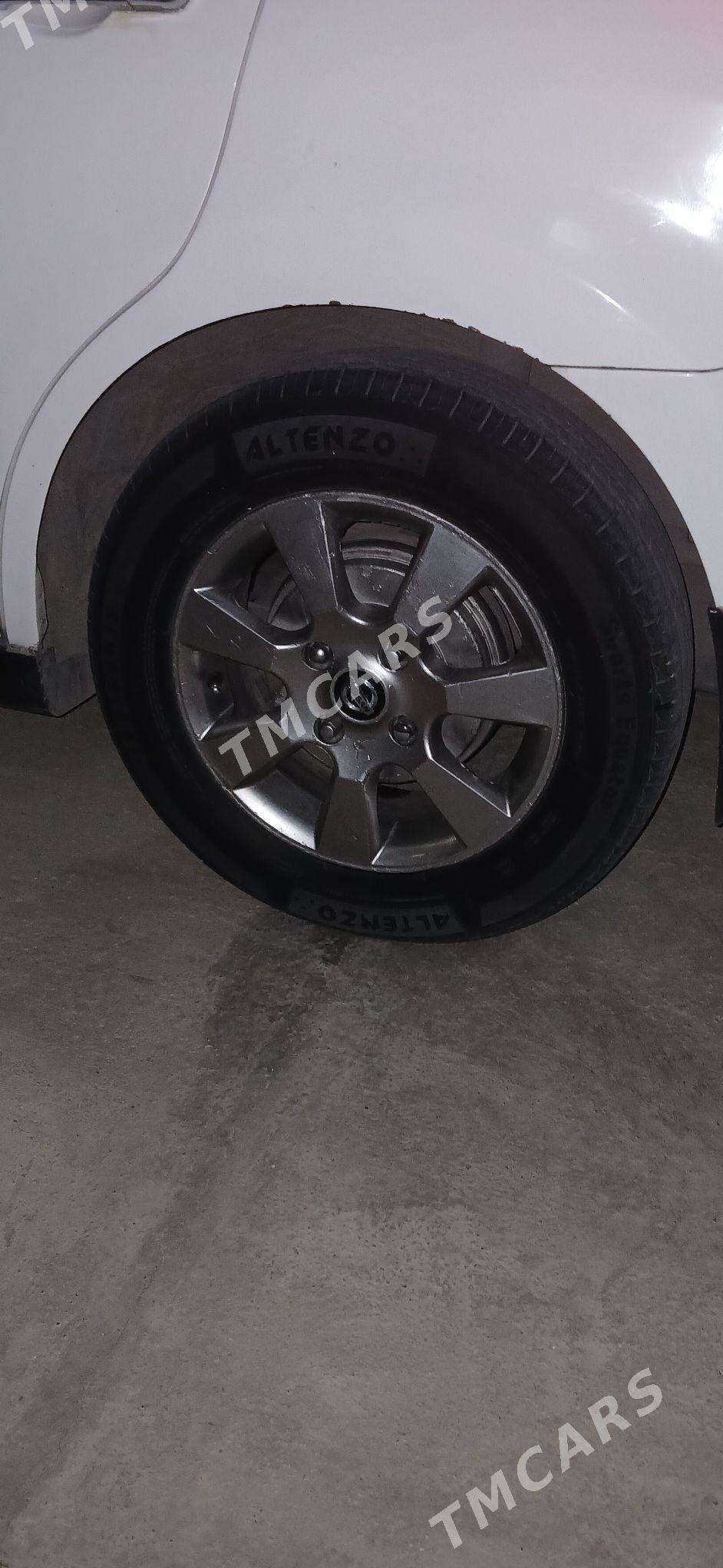 Nissan Versa 2009 - 122 000 TMT - Ашхабад - img 3