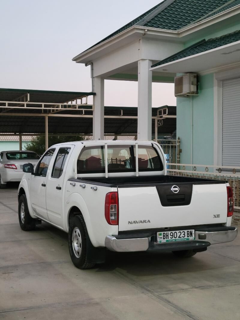 Nissan Navara 2010 - 160 000 TMT - Балканабат - img 2