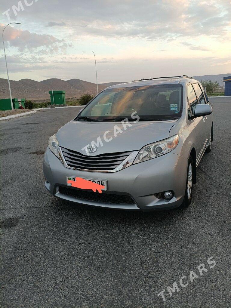 Toyota Sienna 2015 - 365 000 TMT - Гызыларбат - img 3
