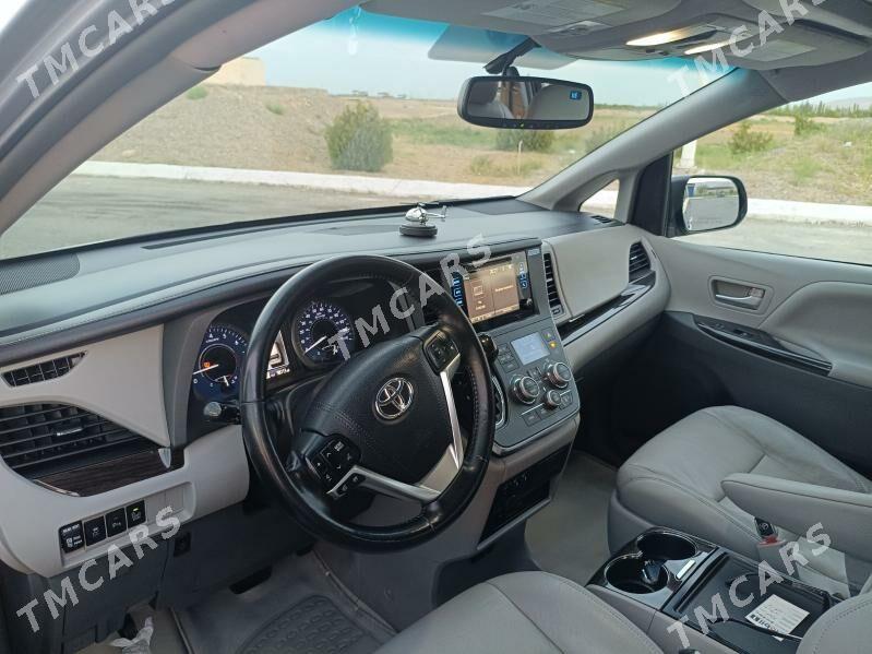 Toyota Sienna 2015 - 365 000 TMT - Гызыларбат - img 4