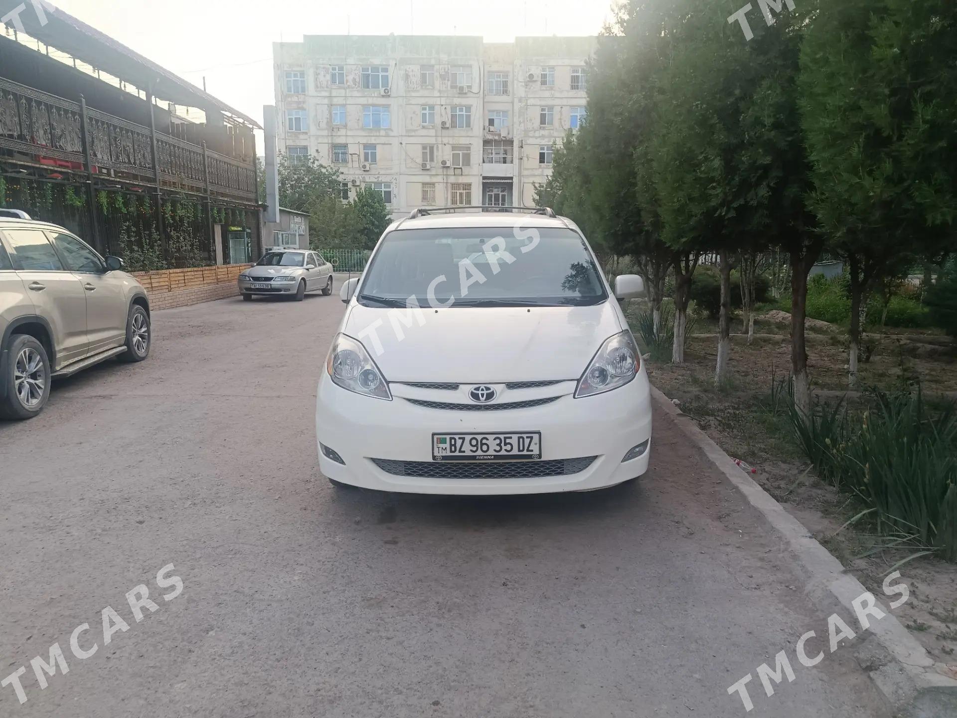 Toyota Sienna 2009 - 220 000 TMT - Дашогуз - img 4