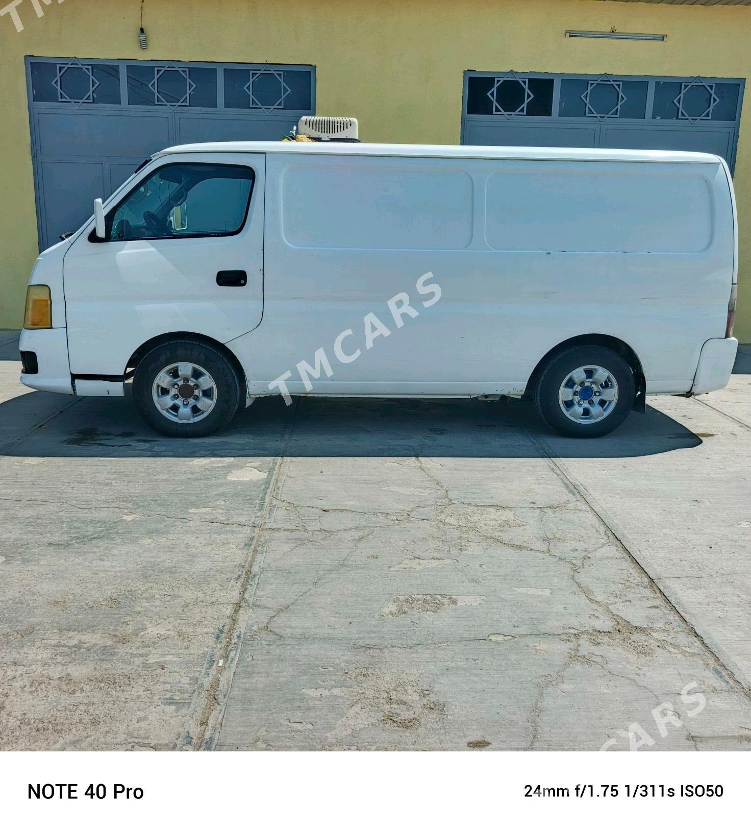 Nissan Urvan 2004 - 110 000 TMT - Дашогуз - img 4