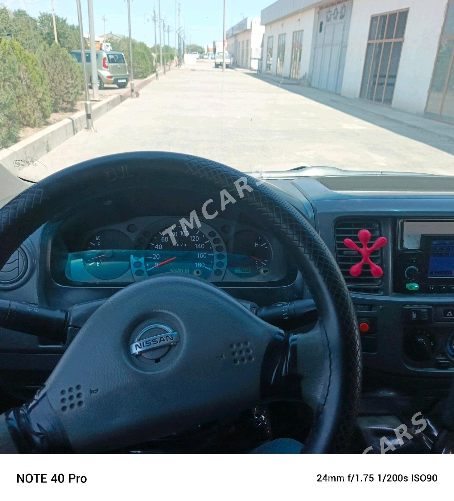 Nissan Urvan 2004 - 110 000 TMT - Дашогуз - img 3