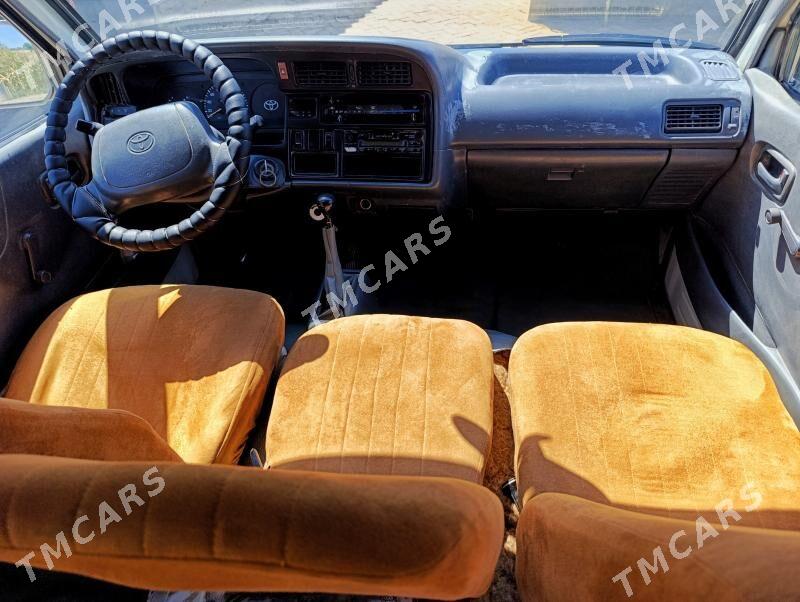 Toyota Hiace 2004 - 135 000 TMT - Байрамали - img 3
