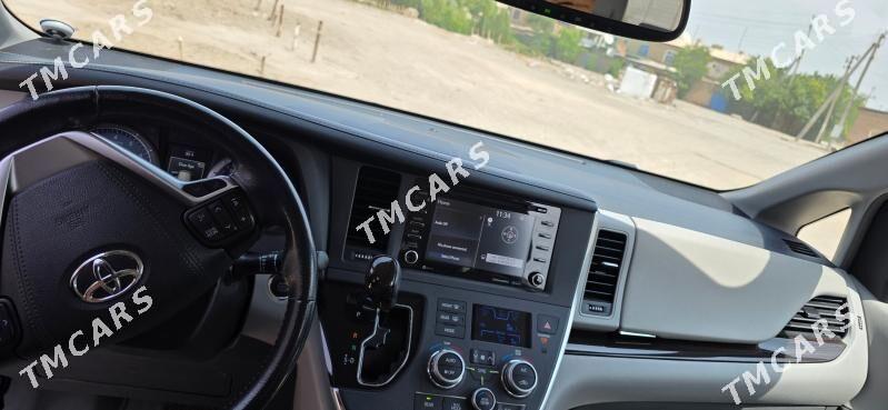 Toyota Sienna 2019 - 500 000 TMT - Дашогуз - img 6