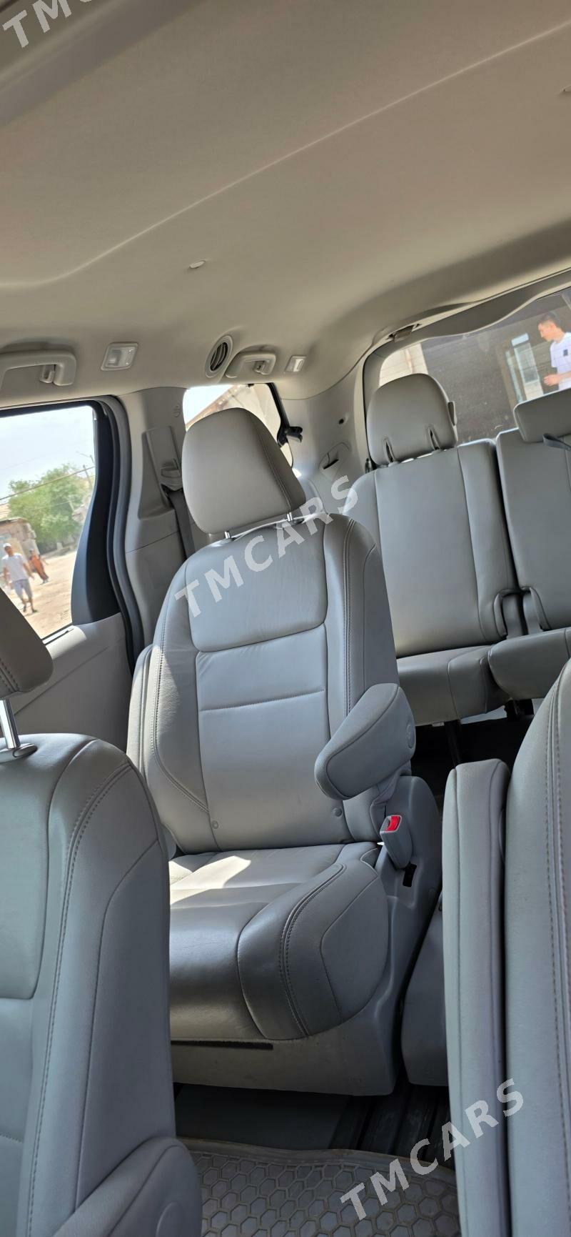Toyota Sienna 2019 - 500 000 TMT - Дашогуз - img 4