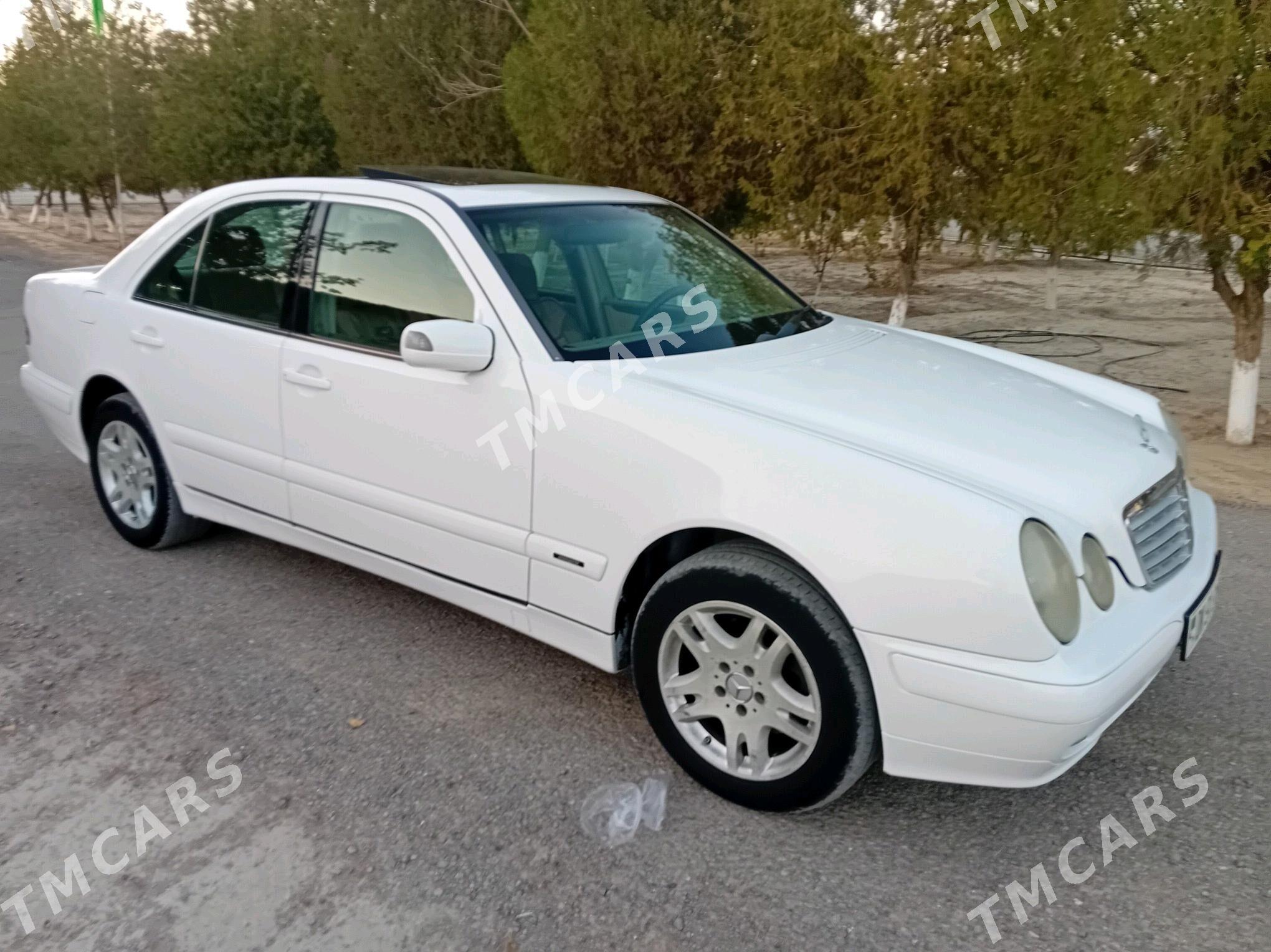 Mercedes-Benz E320 2000 - 110 000 TMT - Бахарден - img 4