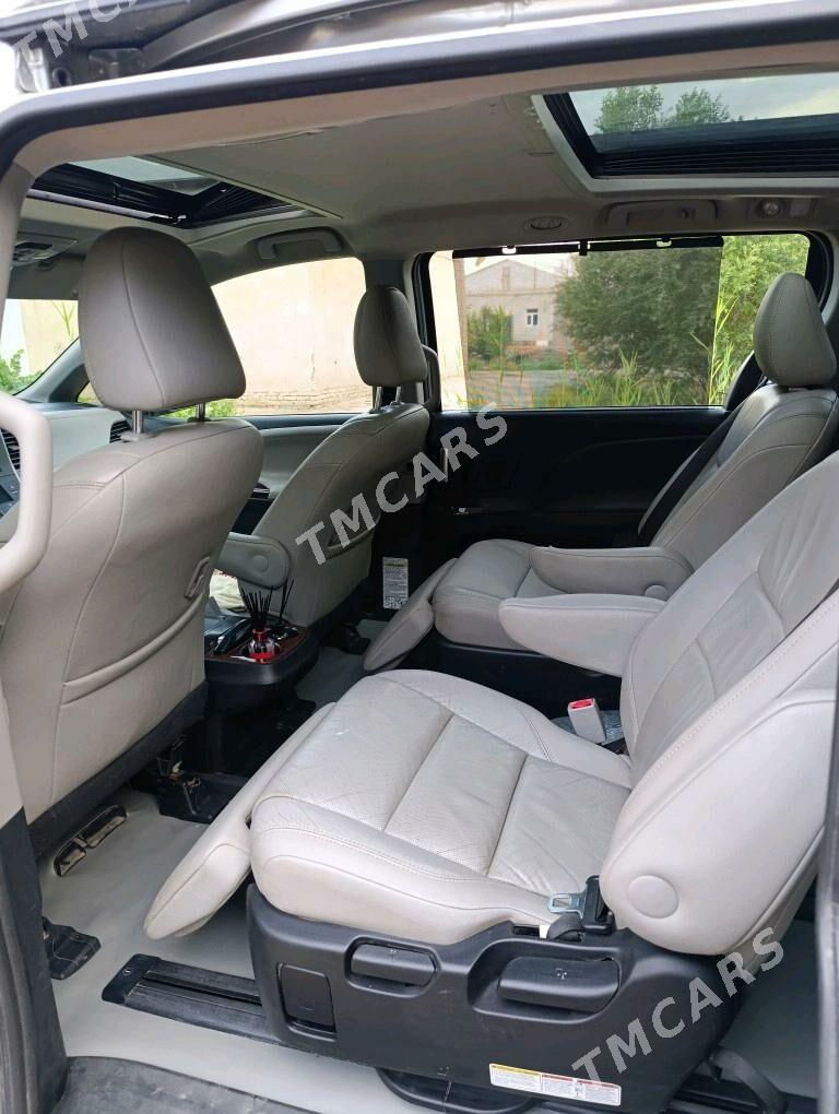 Toyota Sienna 2017 - 420 000 TMT - Гороглы (Тагта) - img 2