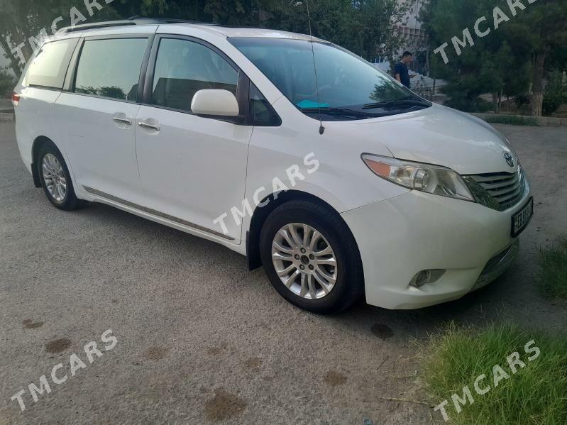Toyota Sienna 2010 - 305 000 TMT - Мары - img 3