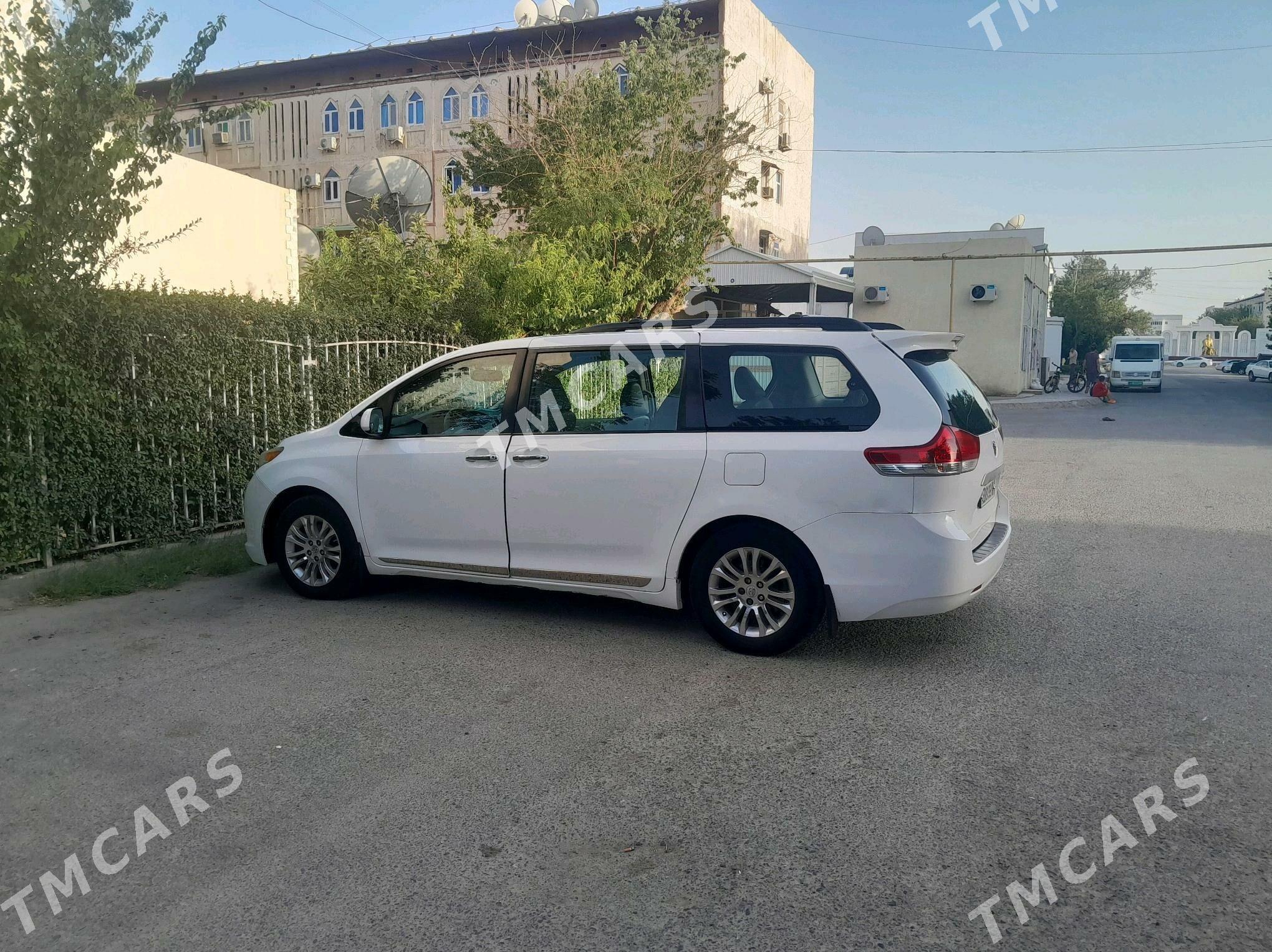 Toyota Sienna 2010 - 305 000 TMT - Мары - img 5