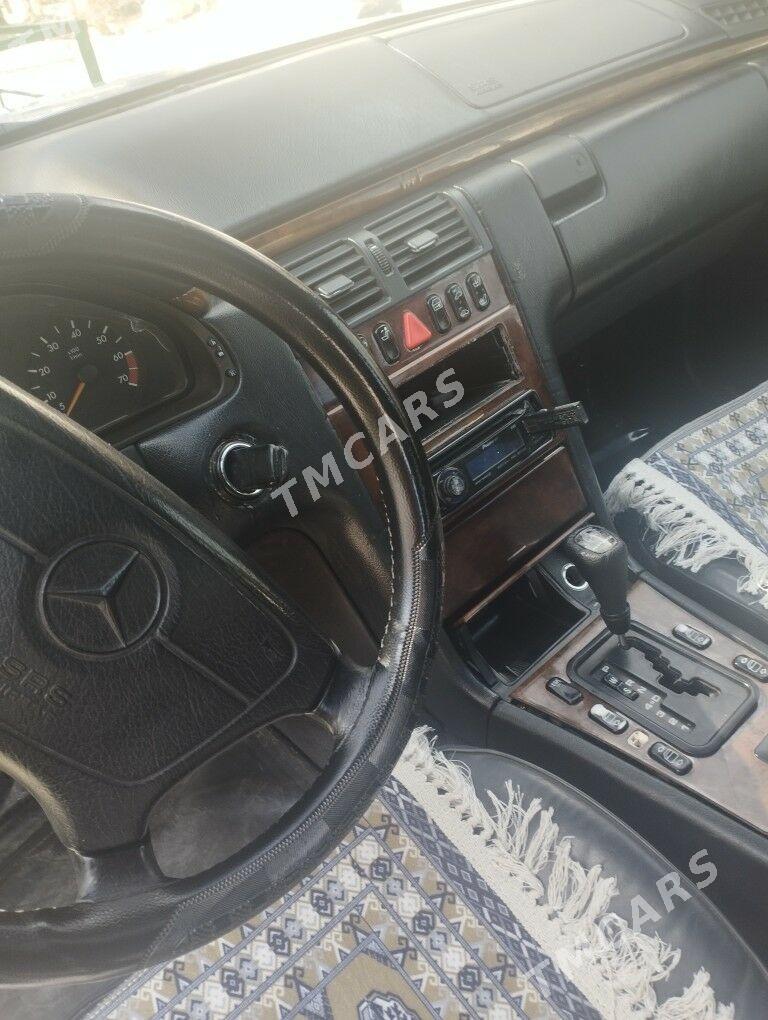 Mercedes-Benz E320 1997 - 80 000 TMT - Балканабат - img 6