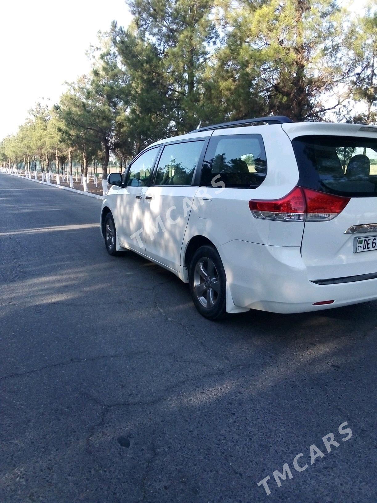Toyota Sienna 2010 - 285 000 TMT - Векильбазар - img 2