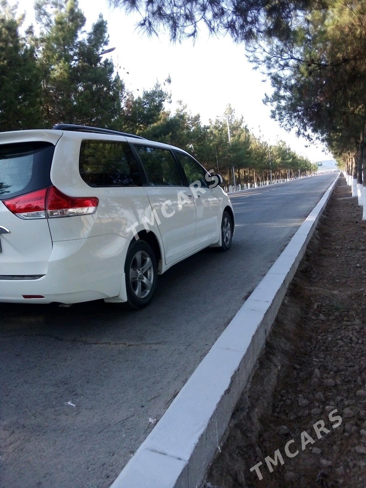 Toyota Sienna 2010 - 285 000 TMT - Векильбазар - img 4