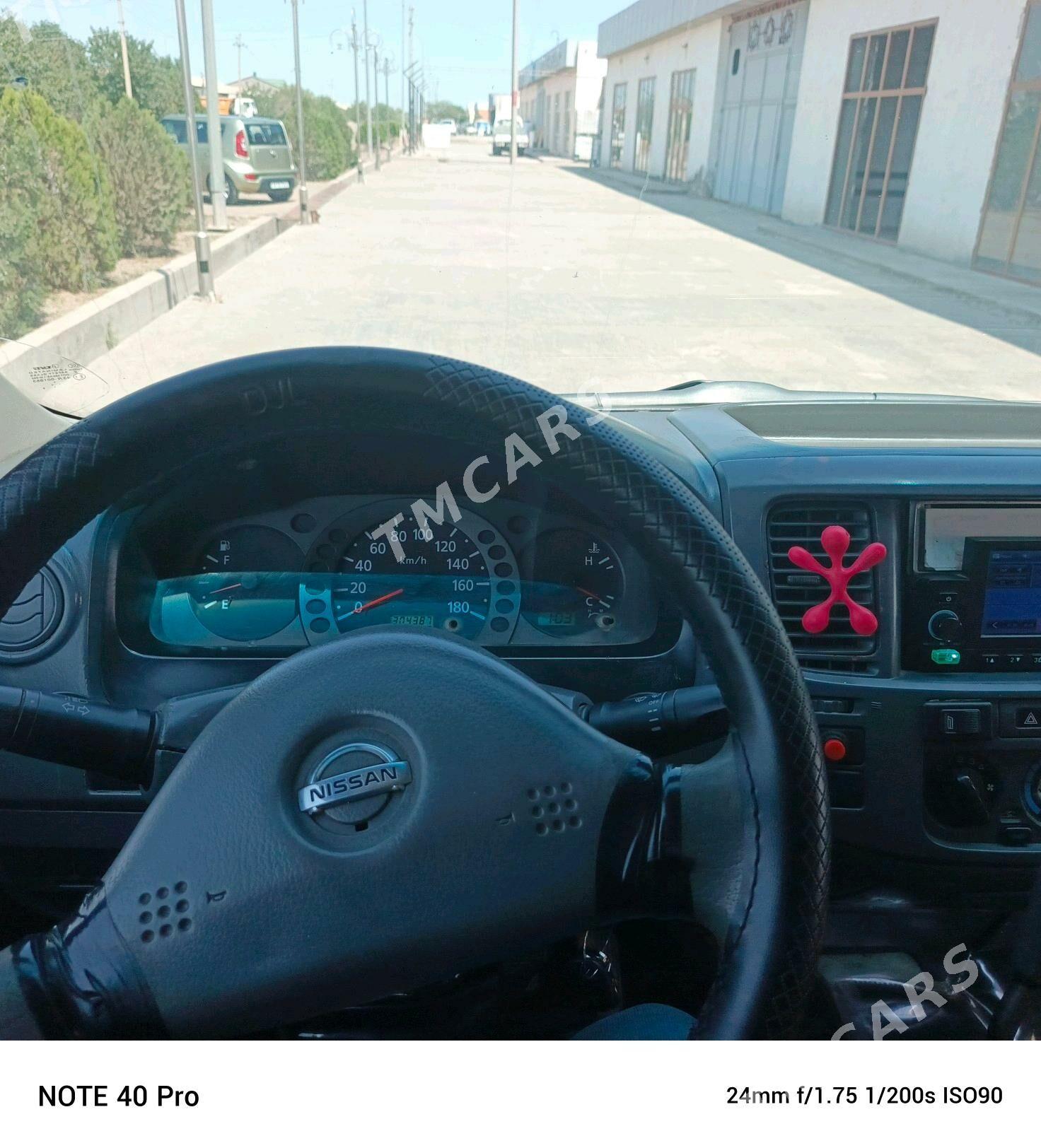 Nissan Urvan 2004 - 110 000 TMT - Дашогуз - img 3