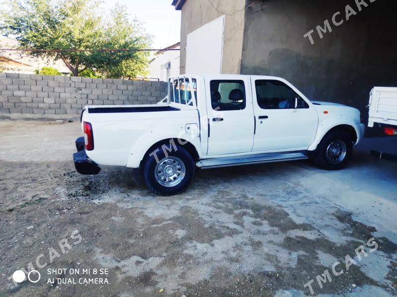 Nissan Navara 2004 - 110 000 TMT - Балканабат - img 9