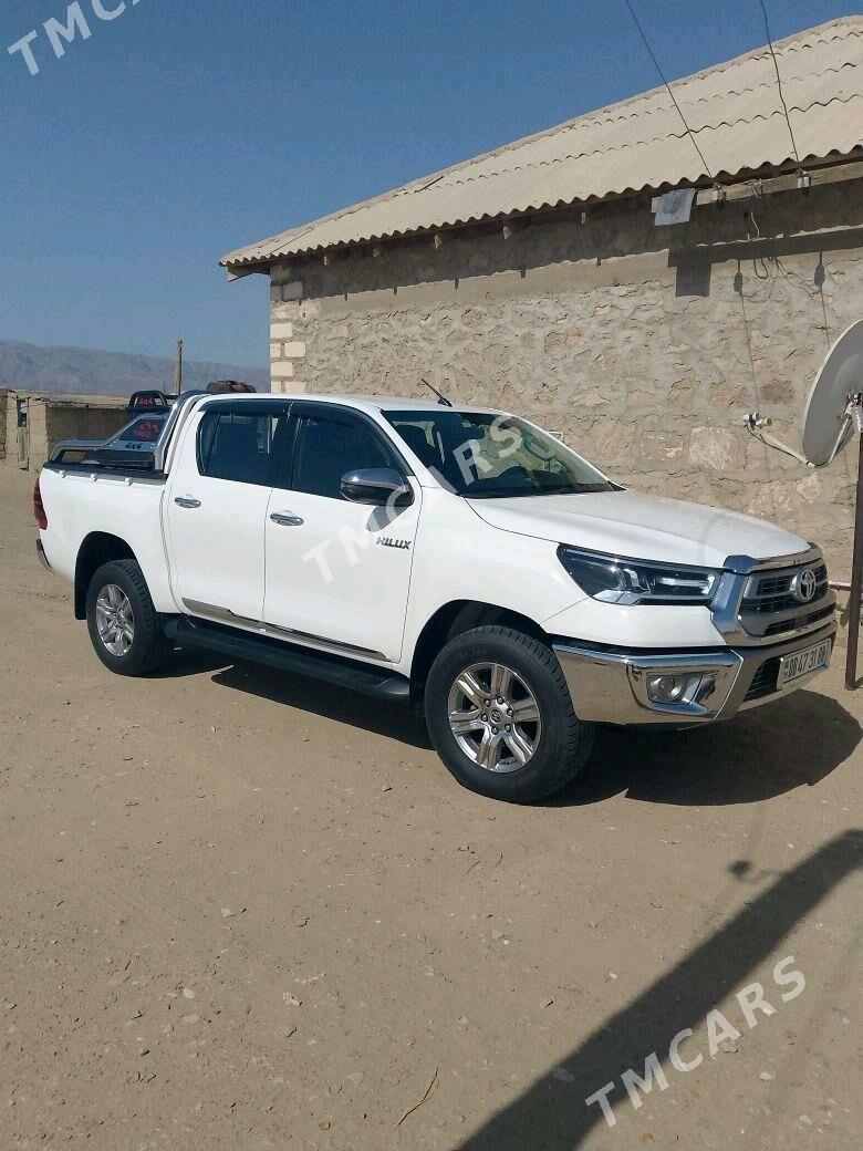 Toyota Hilux 2022 - 595 000 TMT - Türkmenbaşy - img 2