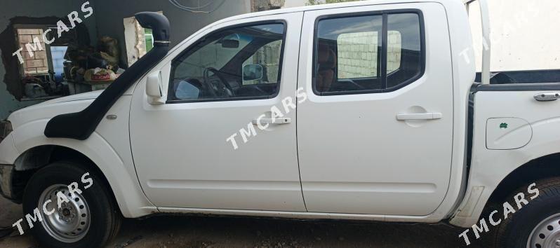 Nissan Navara 2014 - 115 000 TMT - Балканабат - img 6