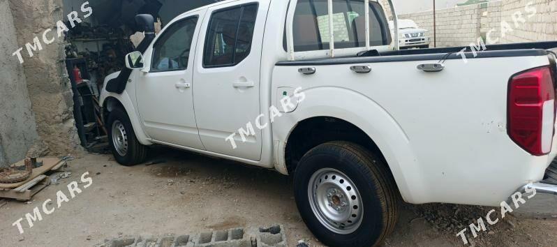 Nissan Navara 2014 - 115 000 TMT - Балканабат - img 7