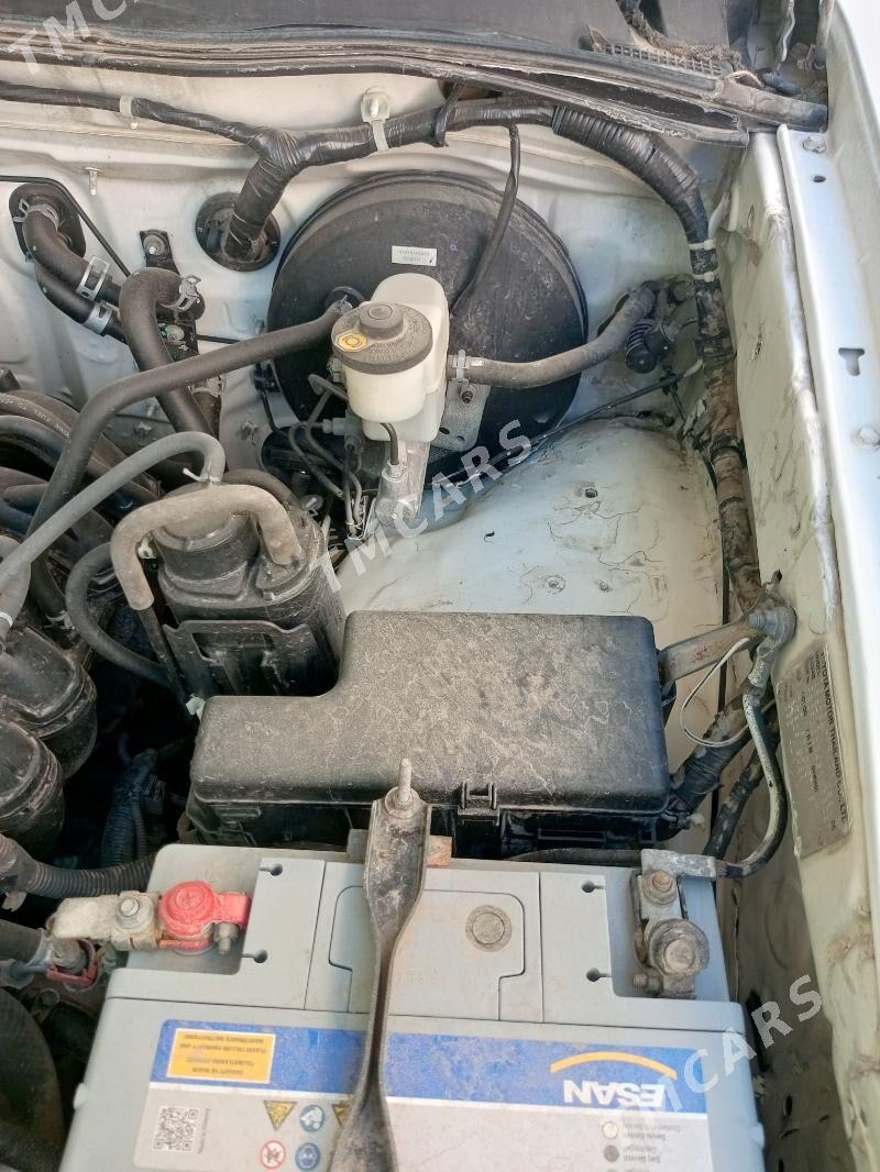 Toyota Hilux 2011 - 240 000 TMT - Гарадамак Шор - img 8
