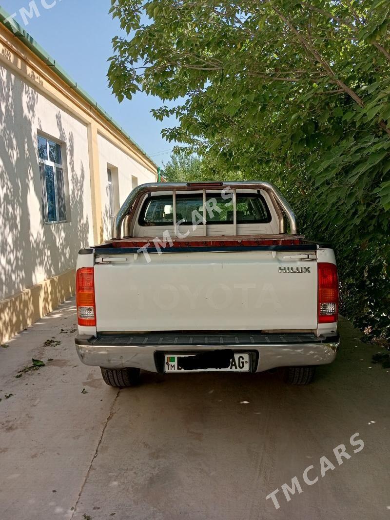 Toyota Hilux 2011 - 240 000 TMT - Гарадамак Шор - img 2
