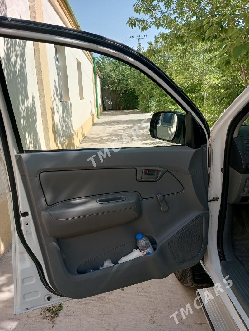 Toyota Hilux 2011 - 240 000 TMT - Гарадамак Шор - img 4