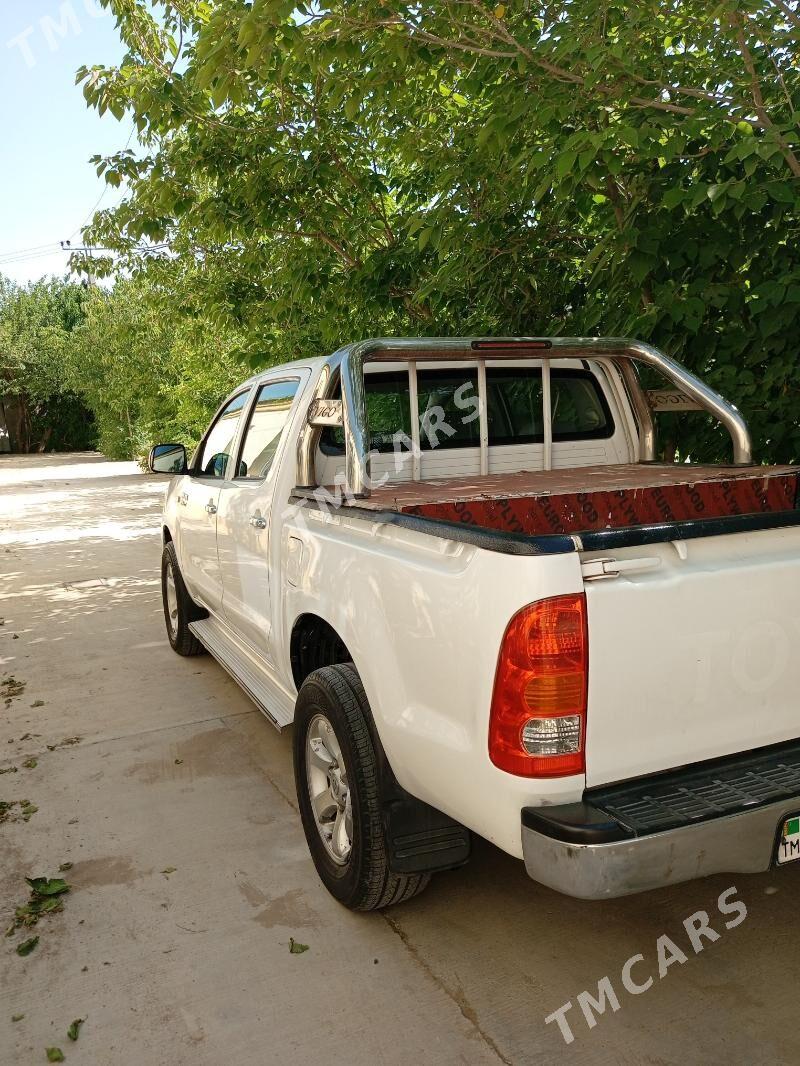 Toyota Hilux 2011 - 240 000 TMT - Гарадамак Шор - img 10