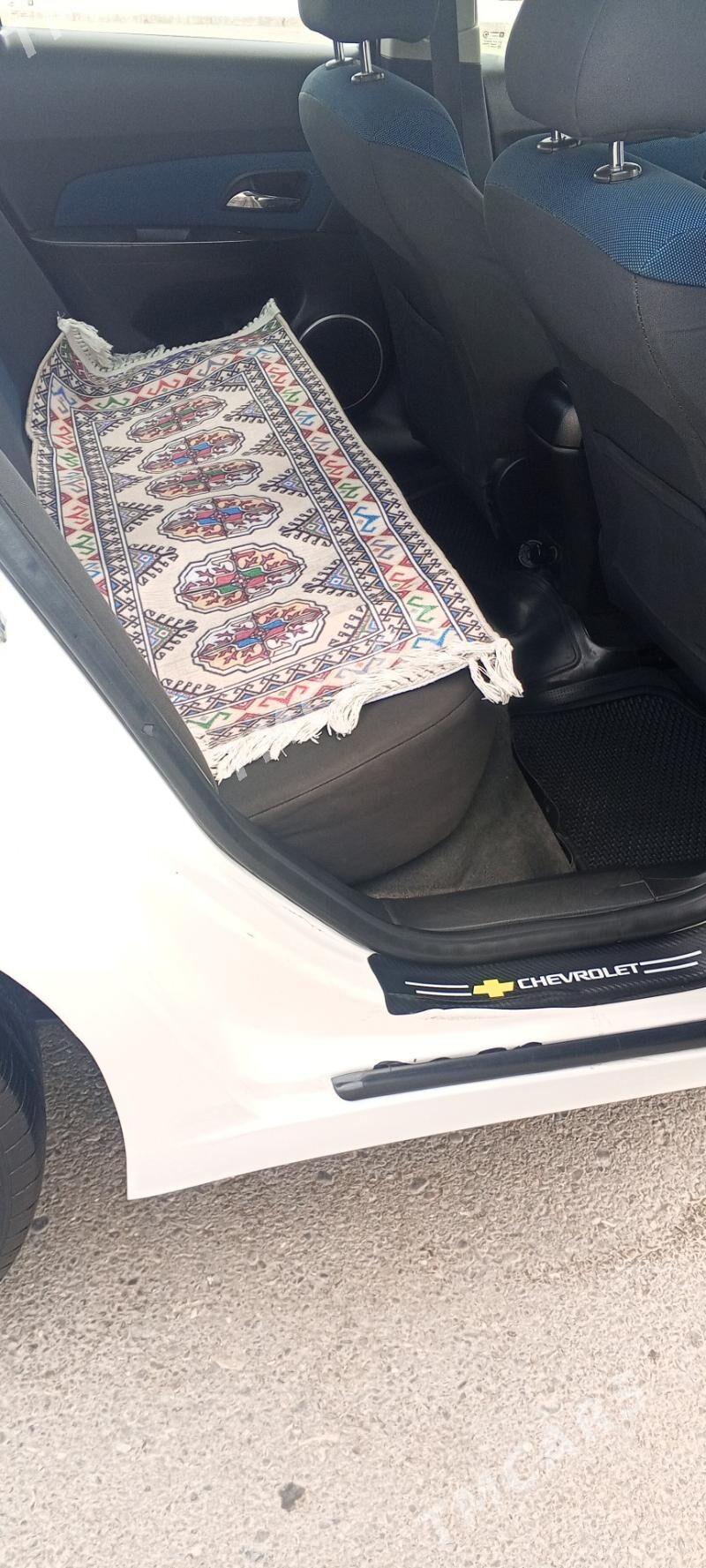 Chevrolet Cruze 2011 - 110 000 TMT - Podwoýski köç. (Bitarap Türkmenistan şaýoly) - img 5