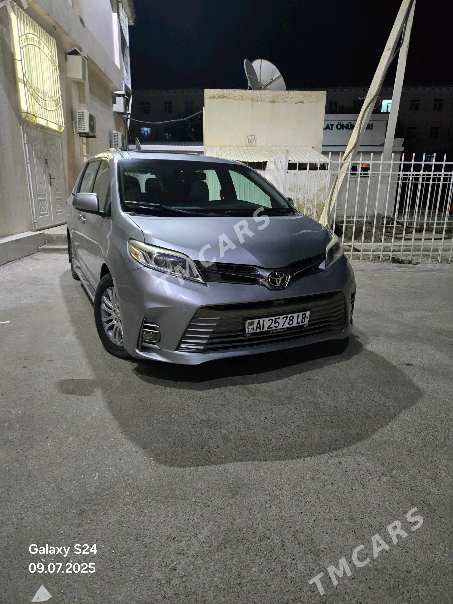 Toyota Sienna 2018 - 400 000 TMT - Фарап - img 3