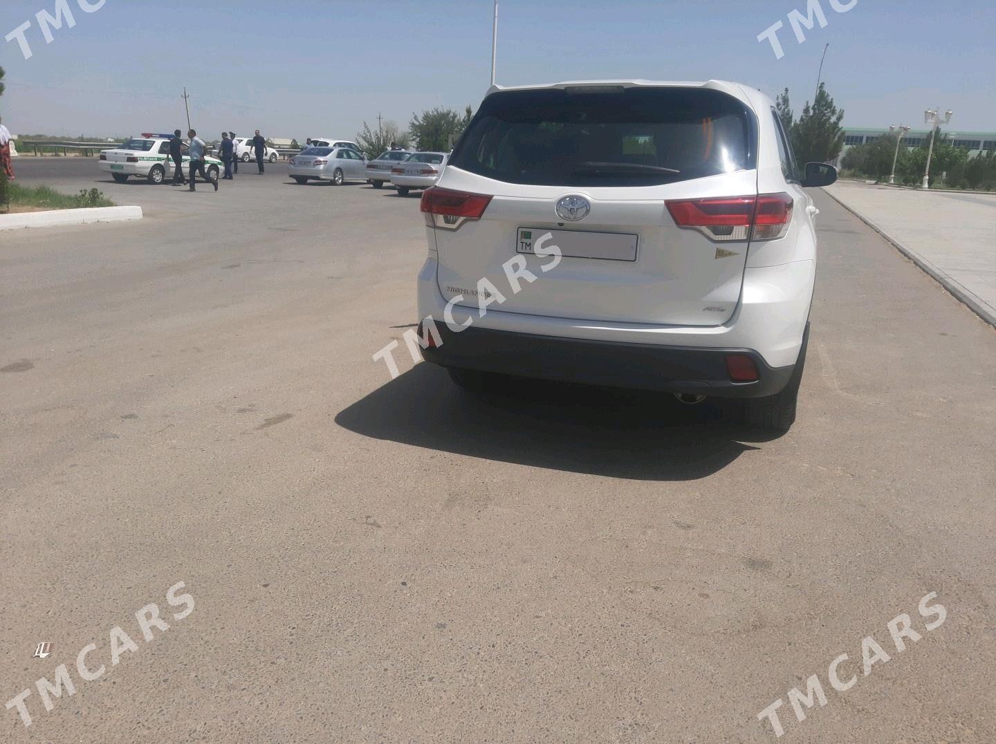 Toyota Camry 2019 - 420 000 TMT - Мары - img 4