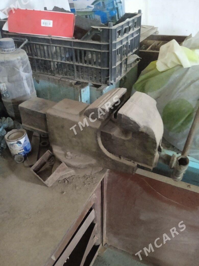 тиски и слесарный стол - Мары - img 4