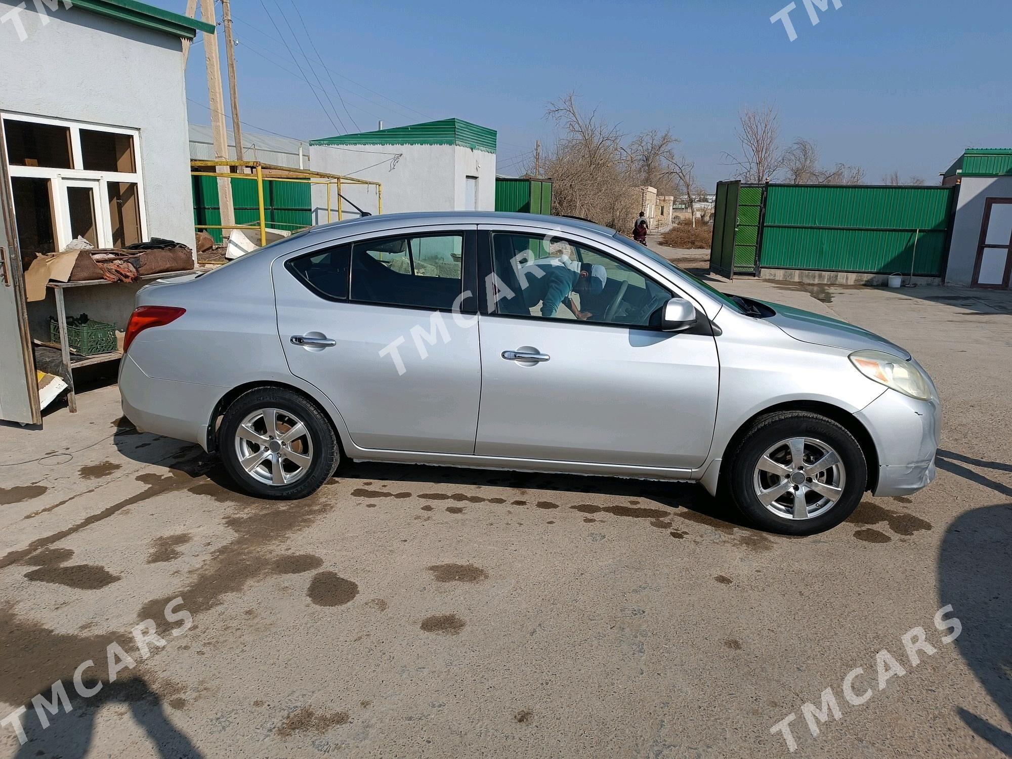 Nissan Versa 2012 - 100 000 TMT - Мургап - img 3
