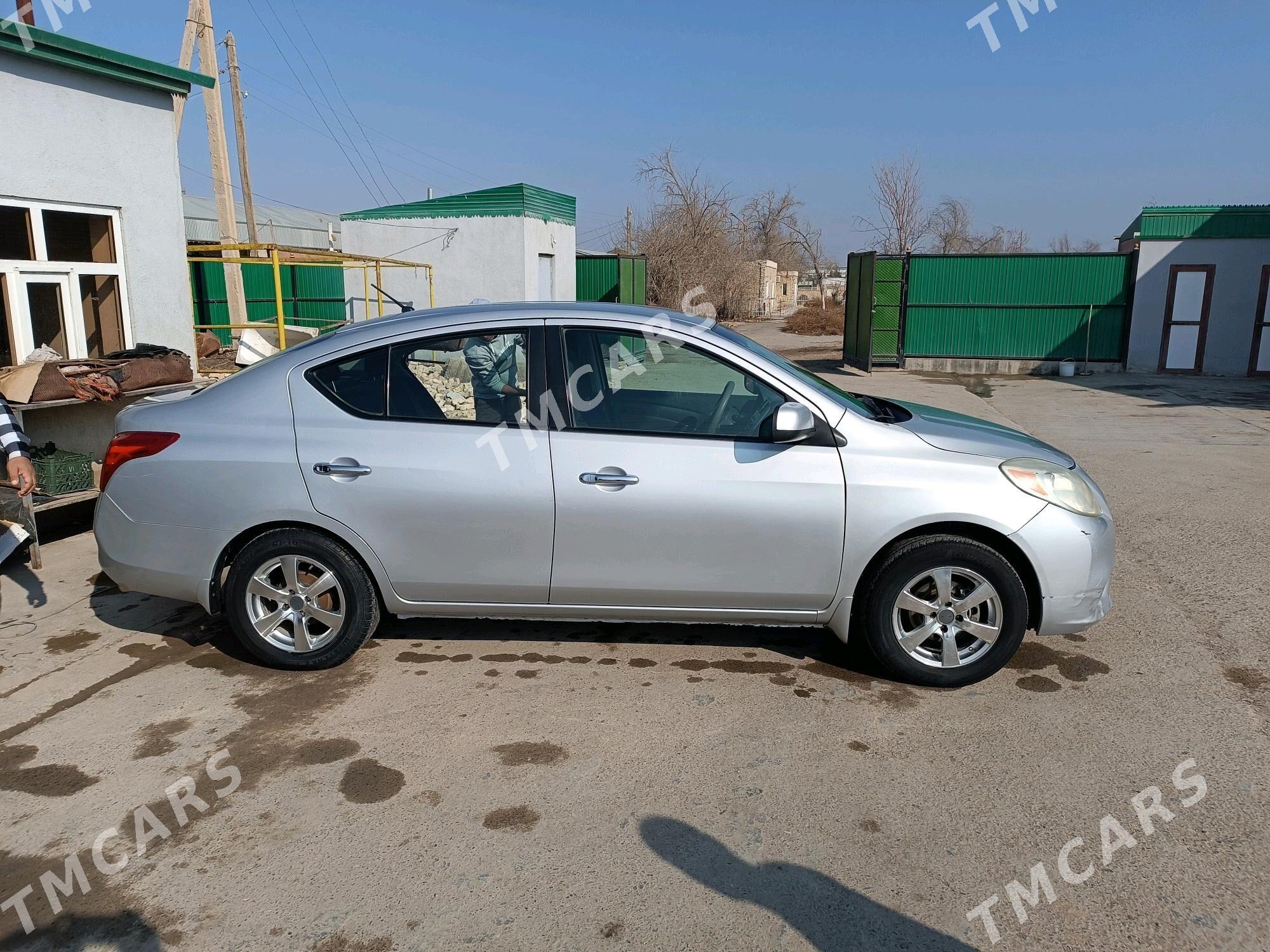 Nissan Versa 2012 - 100 000 TMT - Мургап - img 8