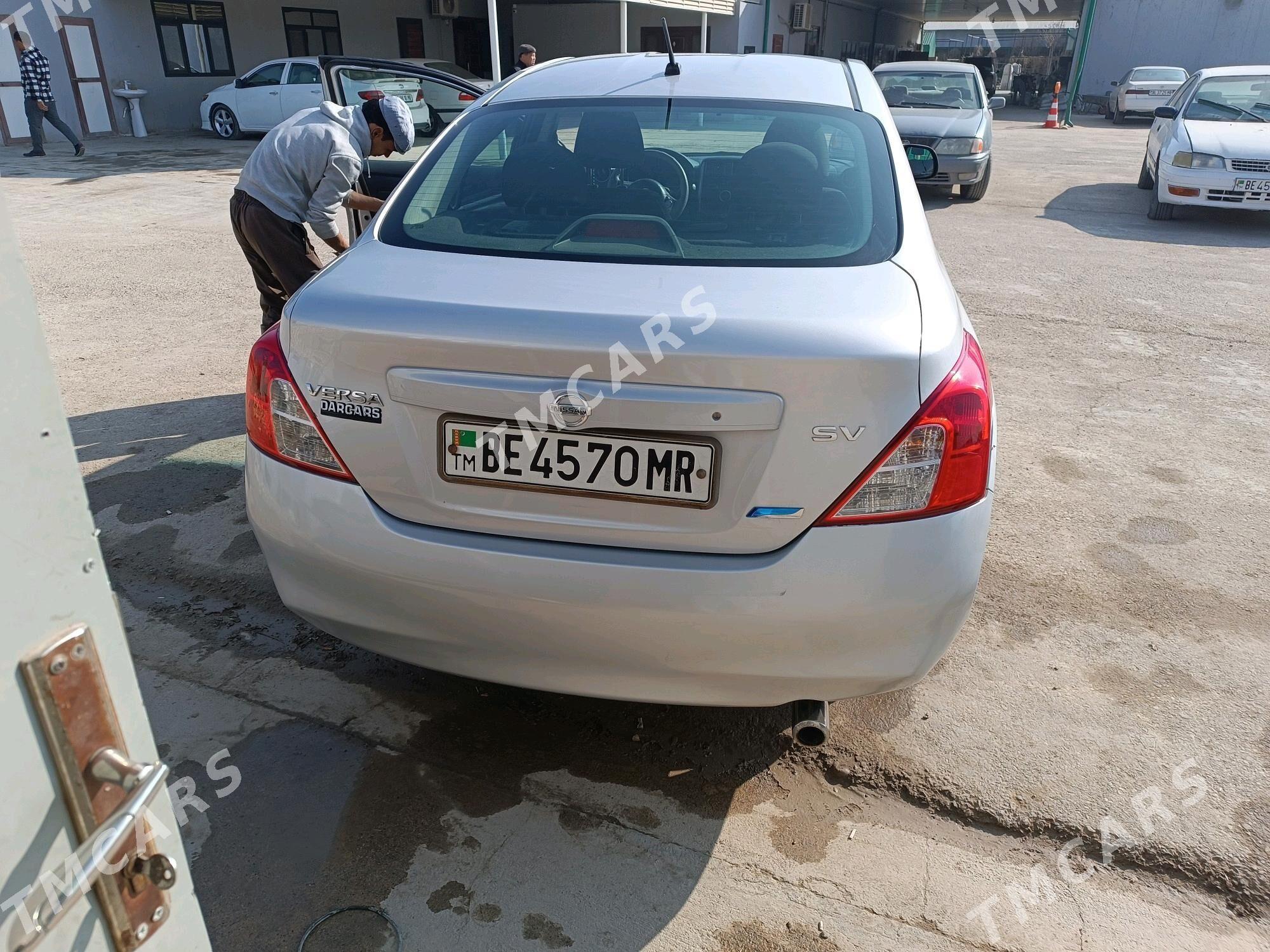 Nissan Versa 2012 - 100 000 TMT - Мургап - img 9