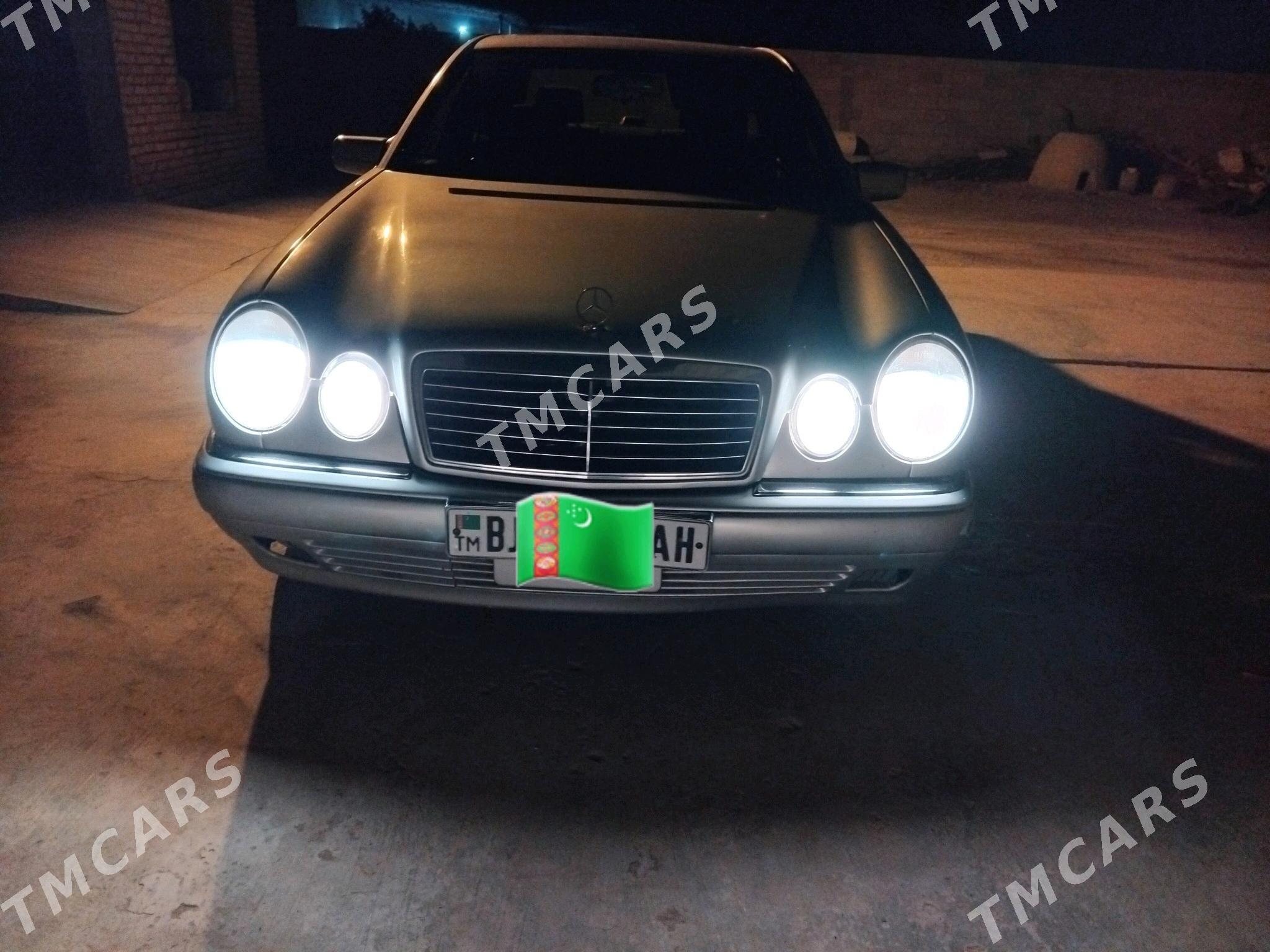 Mercedes-Benz E320 1997 - 75 000 TMT - Кака - img 5