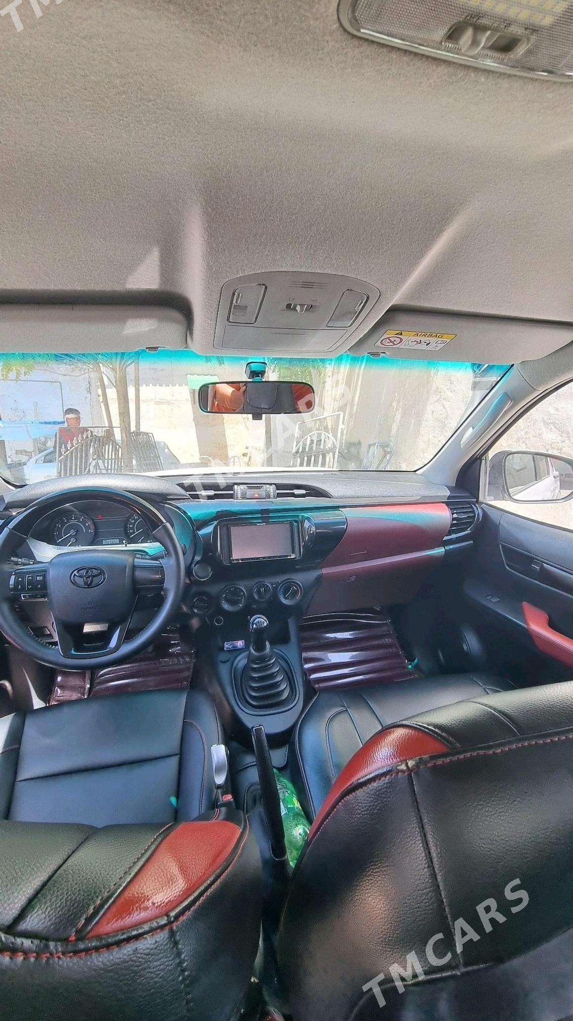 Toyota Hilux 2018 - 460 000 TMT - Aşgabat - img 4