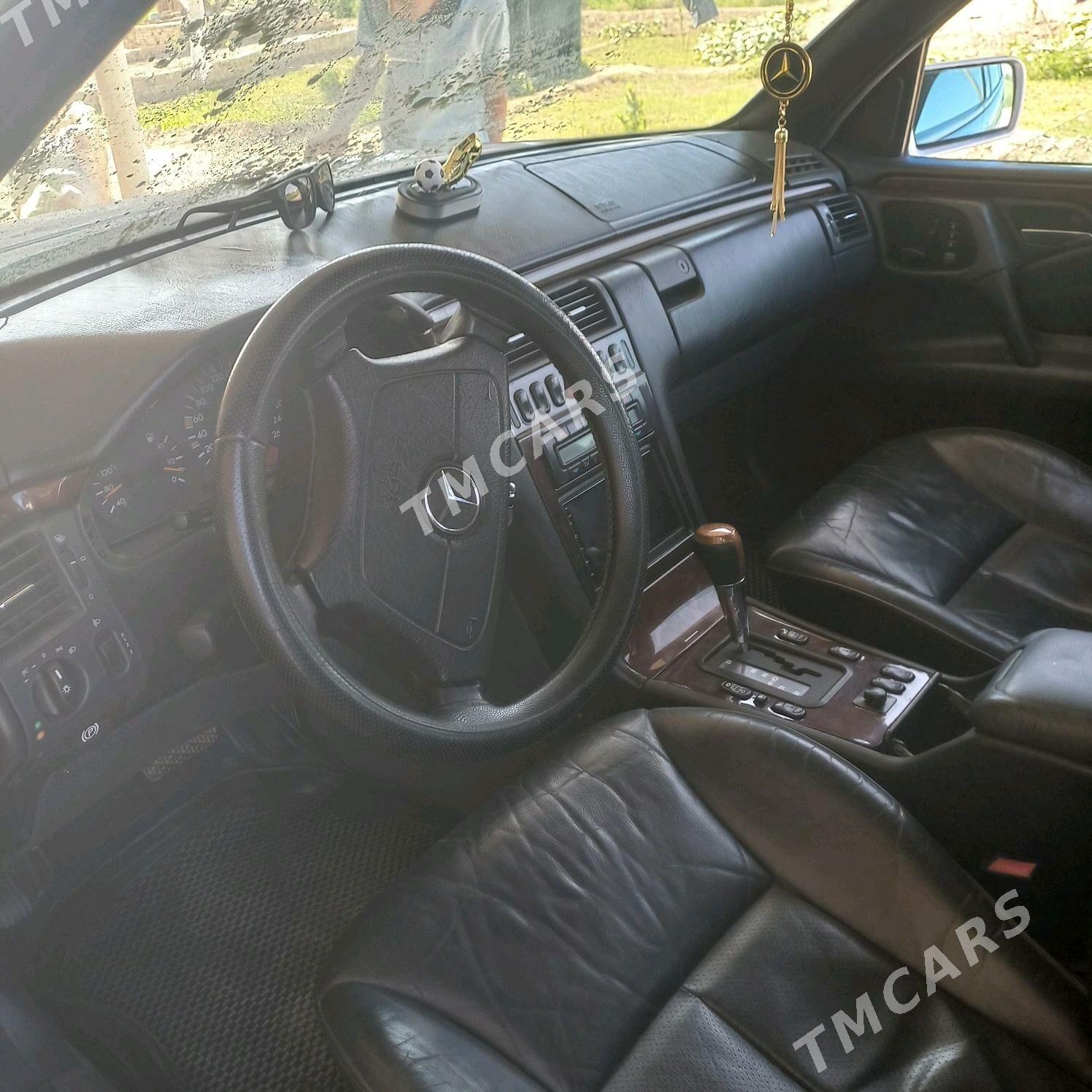 Mercedes-Benz E320 1997 - 93 000 TMT - Мары - img 2