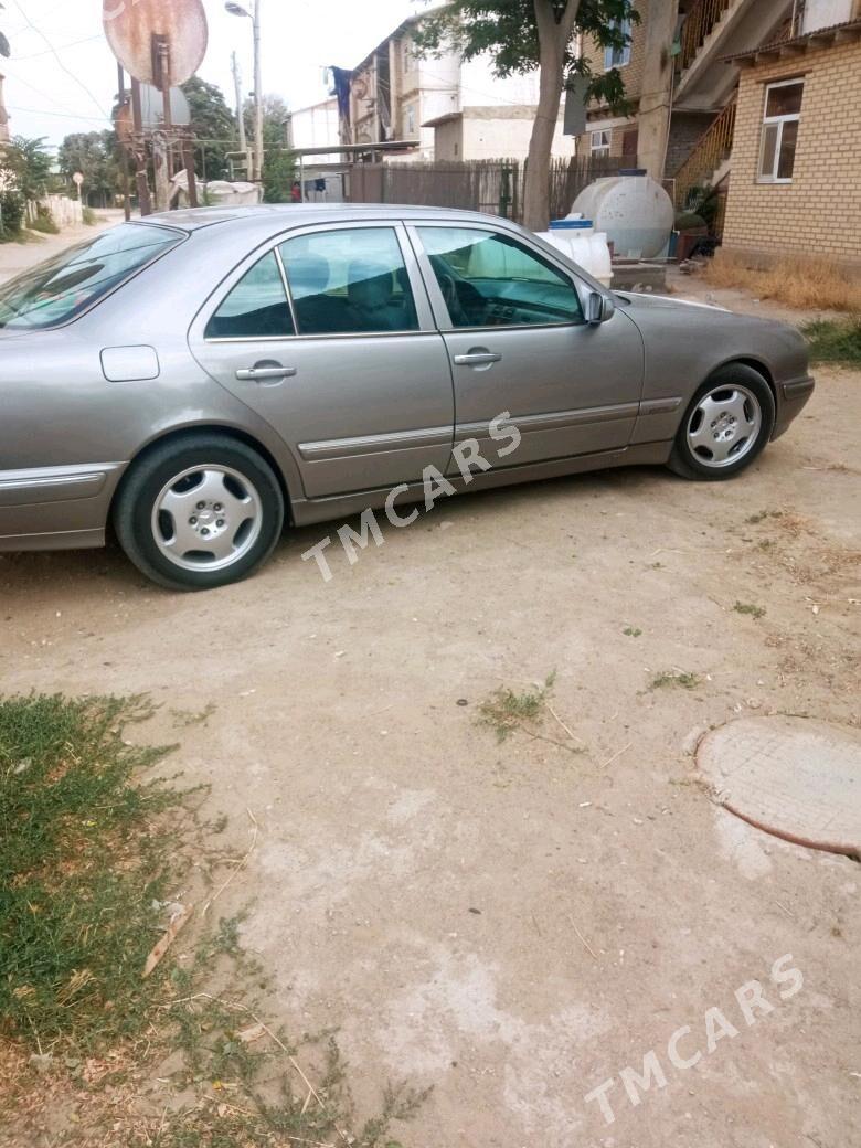 Mercedes-Benz 300E 2001 - 100 000 TMT - Хазар - img 7