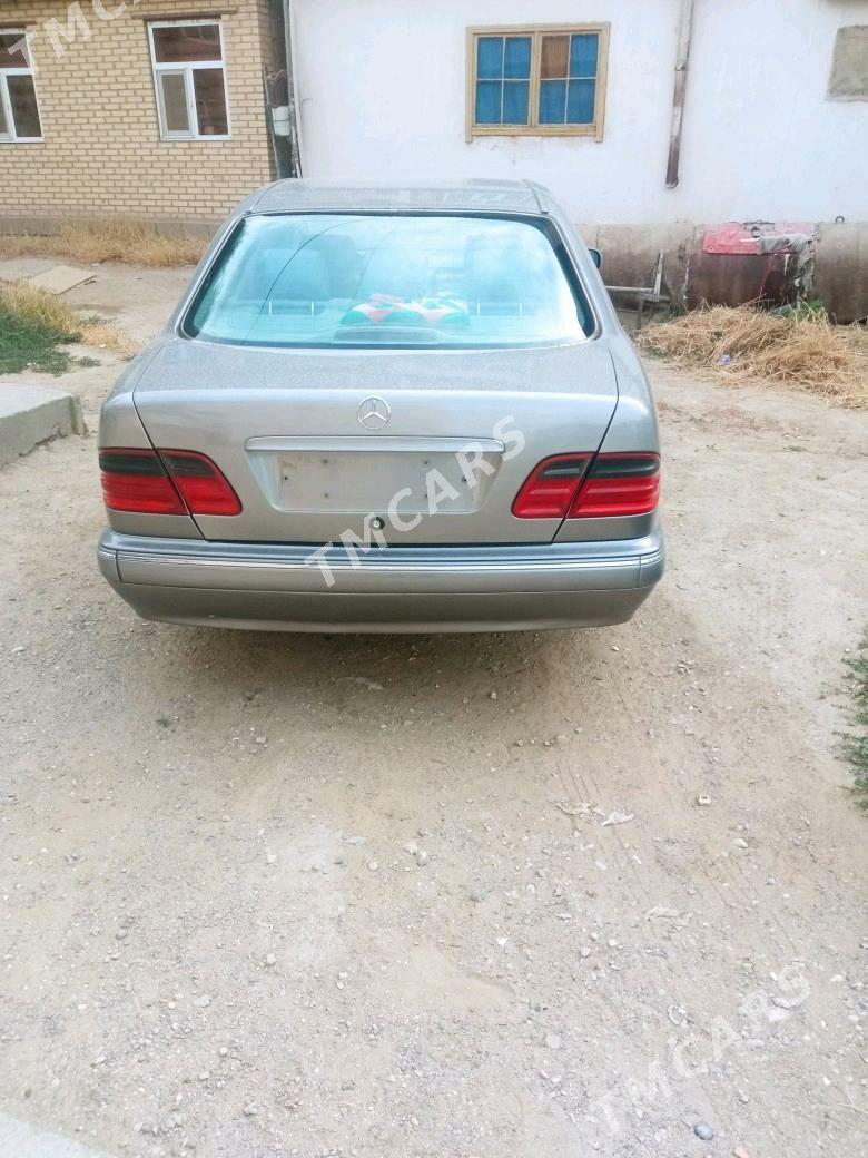 Mercedes-Benz 300E 2001 - 100 000 TMT - Хазар - img 2