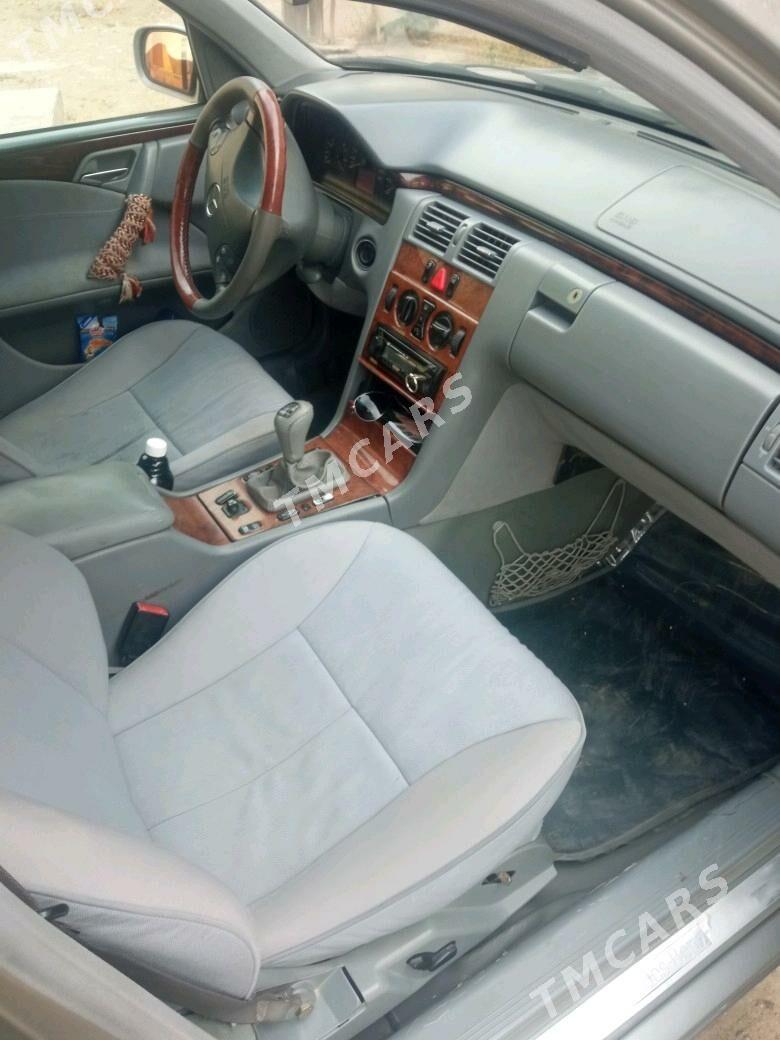 Mercedes-Benz 300E 2001 - 100 000 TMT - Хазар - img 6