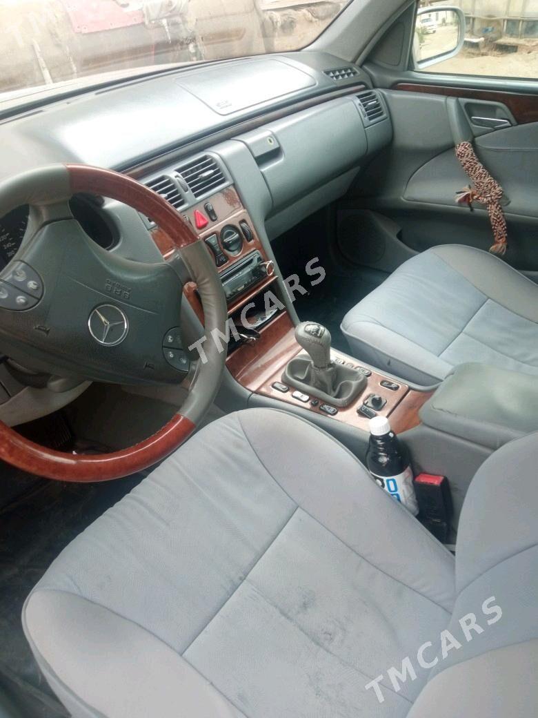 Mercedes-Benz 300E 2001 - 100 000 TMT - Хазар - img 3