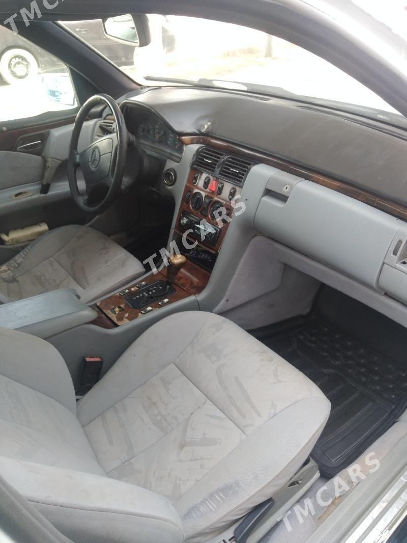 Mercedes-Benz 230E 1997 - 30 000 TMT - Gyzylarbat - img 4