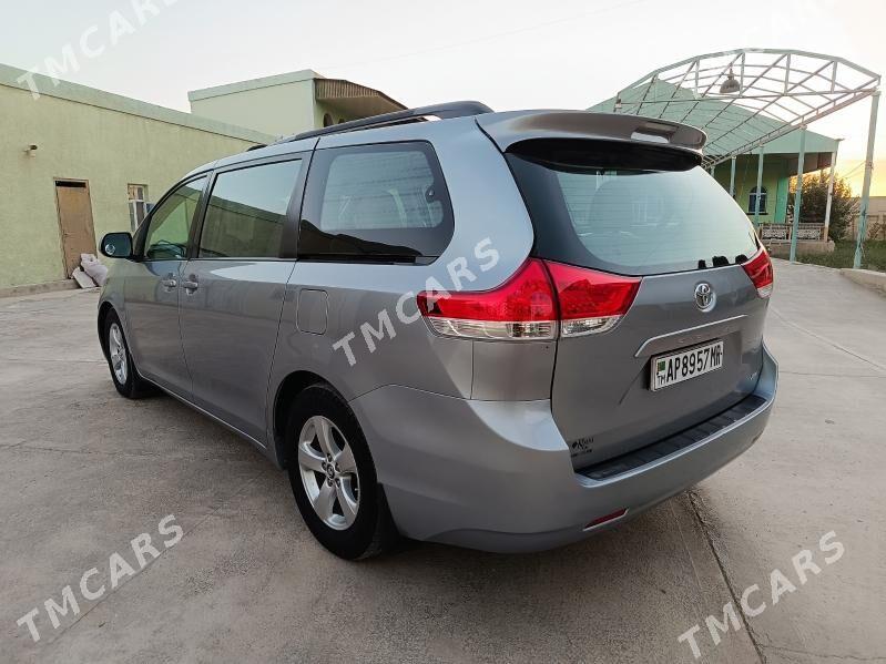 Toyota Sienna 2010 - 295 000 TMT - Мары - img 3