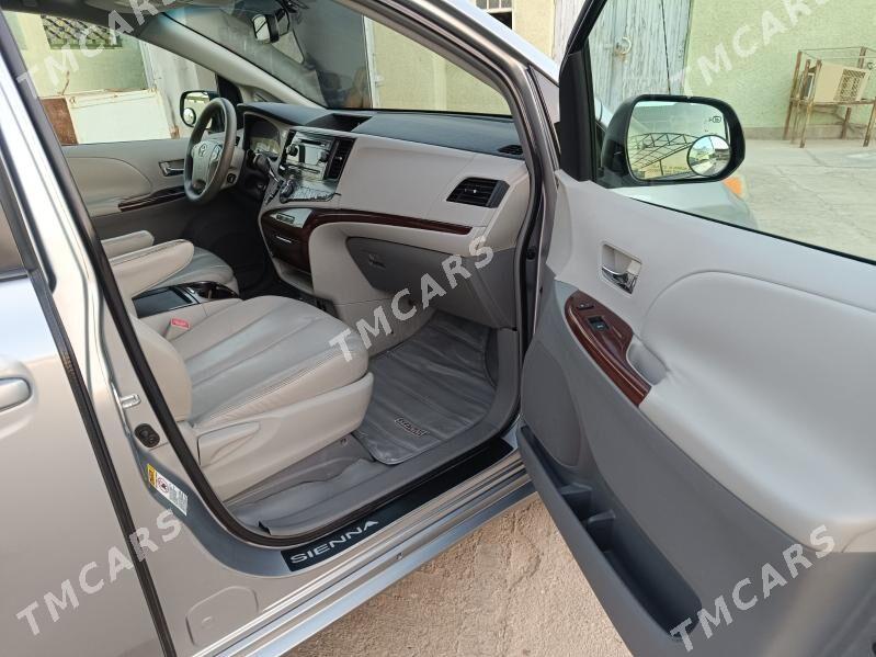 Toyota Sienna 2010 - 295 000 TMT - Мары - img 4