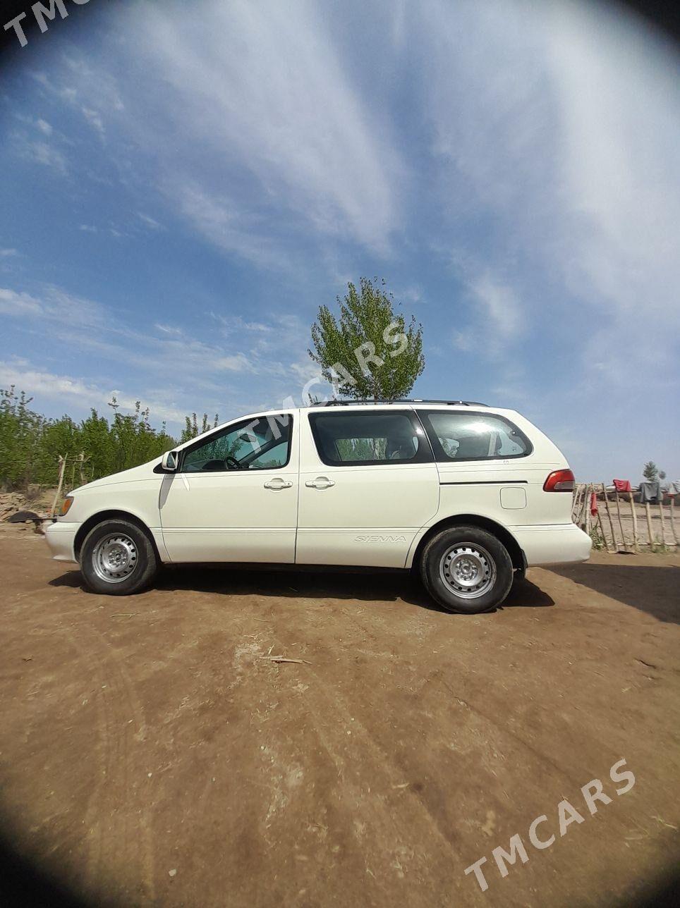 Toyota Sienna 2001 - 145 000 TMT - етр. Туркменбаши - img 2