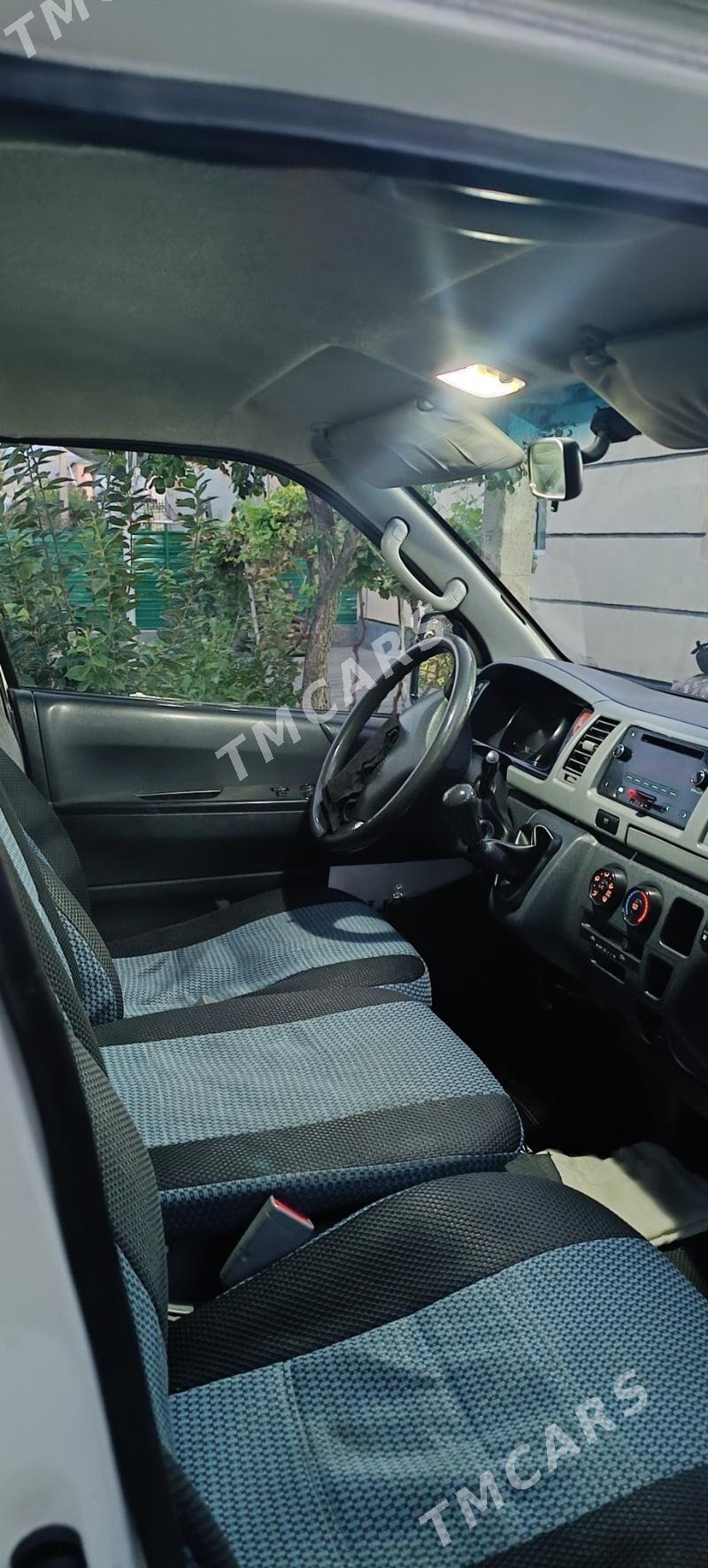 Toyota Hiace 2005 - 255 000 TMT - Бузмеин - img 4