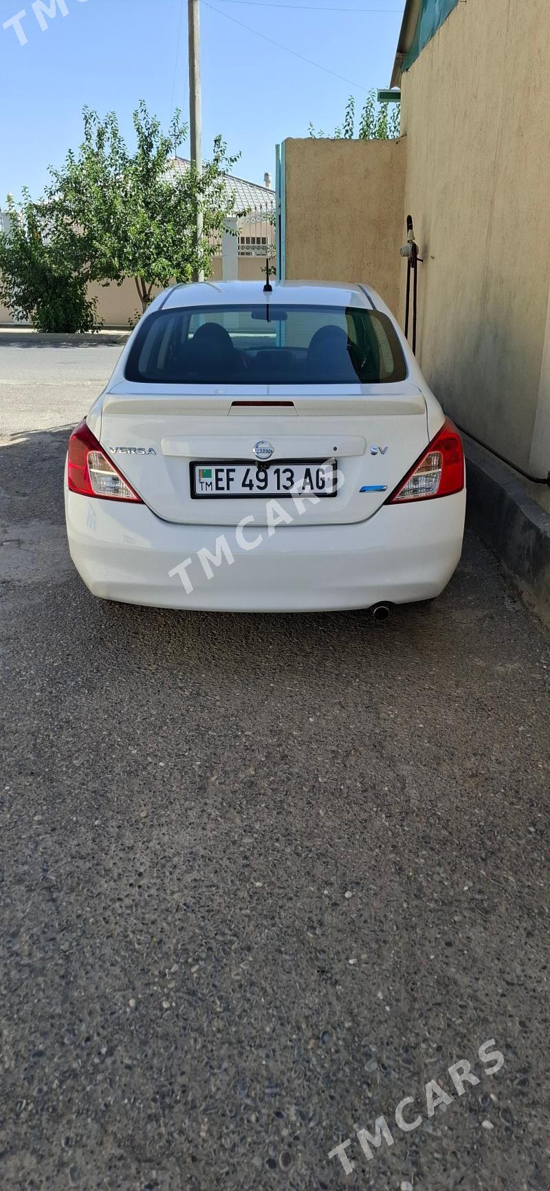 Nissan Versa 2013 - 110 000 TMT - Гёкдже - img 4
