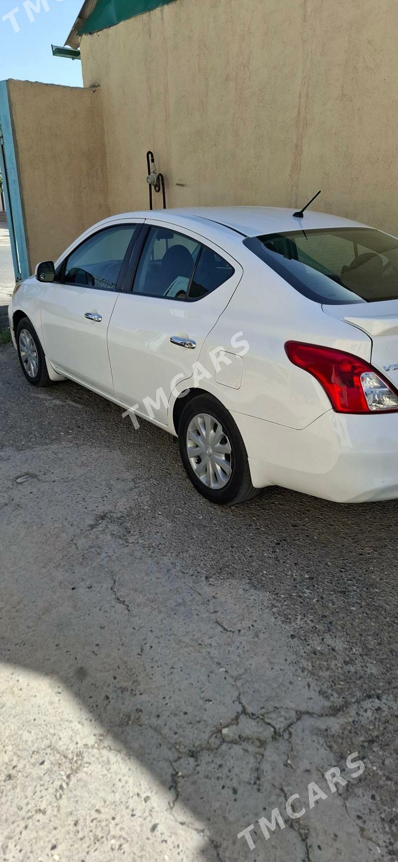 Nissan Versa 2013 - 110 000 TMT - Гёкдже - img 2