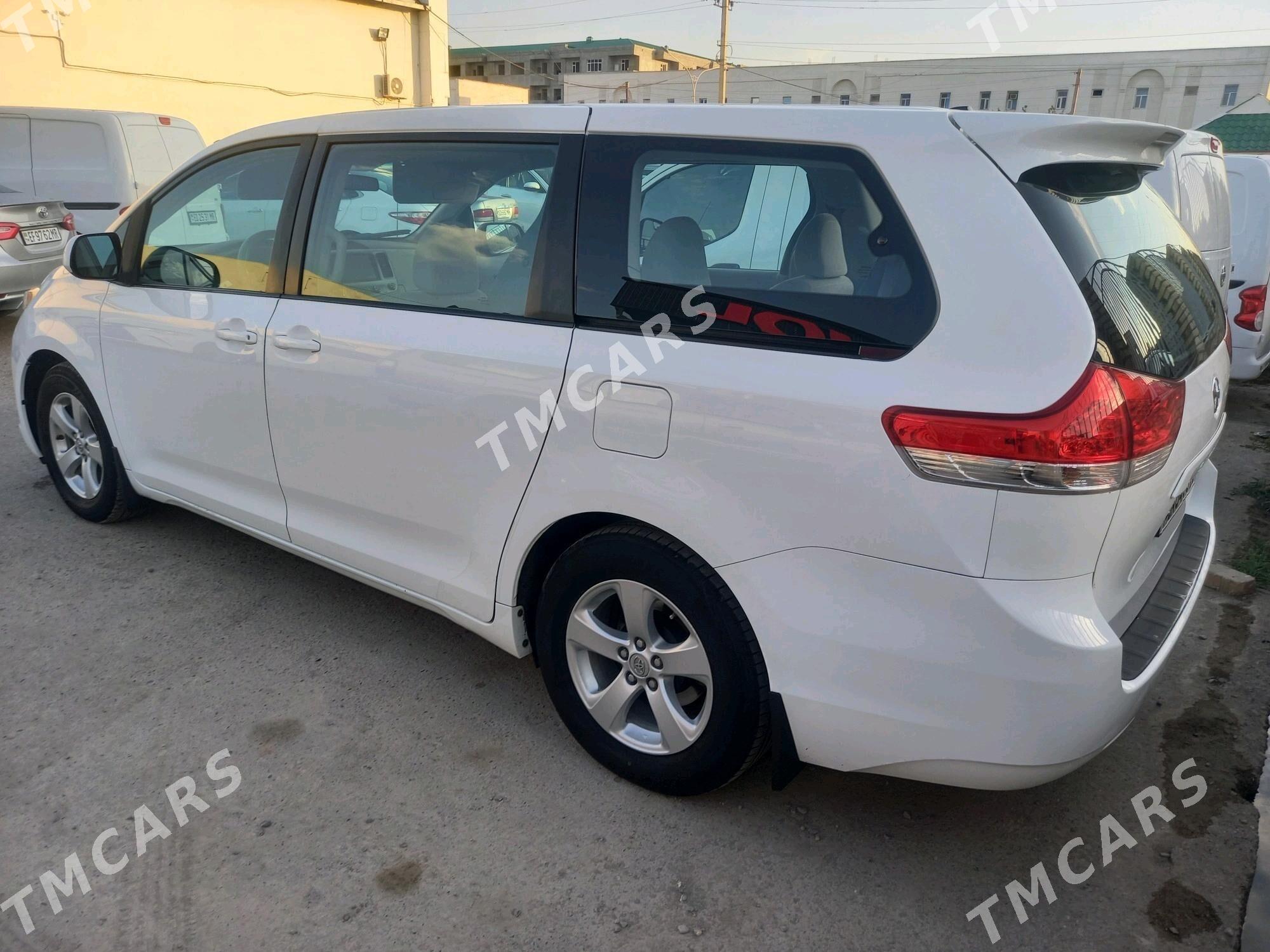 Toyota Sienna 2010 - 310 000 TMT - Мары - img 5